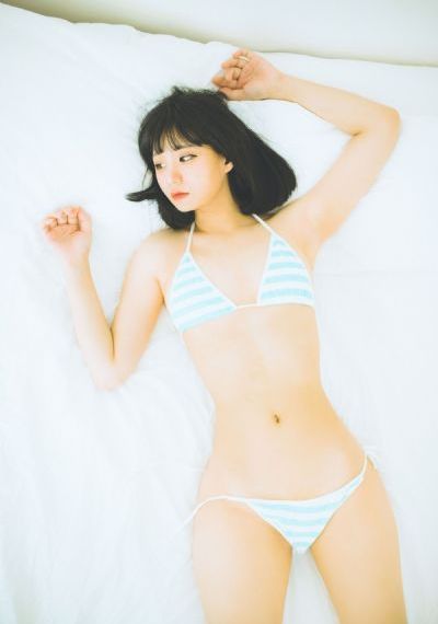 美女扒开胸罩给男生摸视频_完整无删减版