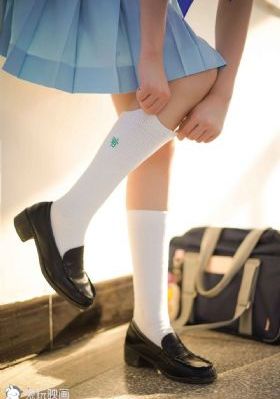 丝袜美女在线观看视频_720完整在线观看